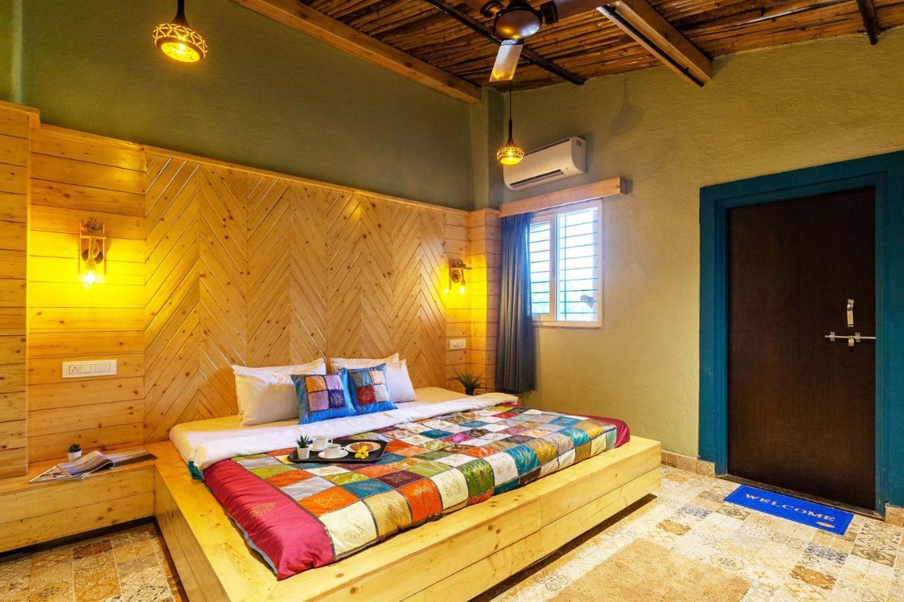 Stayvista'S Ficus Farms - Mountain-View Haven With Rustic Artsy Interiors, Outdoor Pool, Glasshouse, Home Theatre & Karaoke Delight Igatpuri Exterior foto