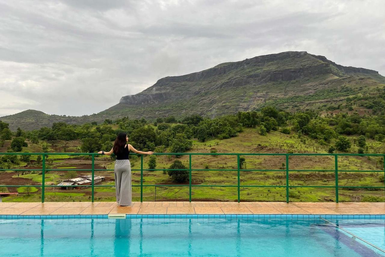Stayvista'S Ficus Farms - Mountain-View Haven With Rustic Artsy Interiors, Outdoor Pool, Glasshouse, Home Theatre & Karaoke Delight Igatpuri Exterior foto